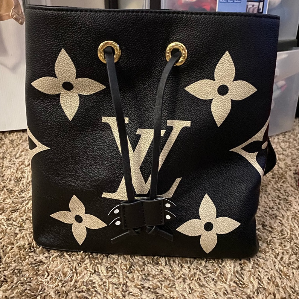 Louis Vuitton Black and Cream Shoulder Bag with Monogram Design
